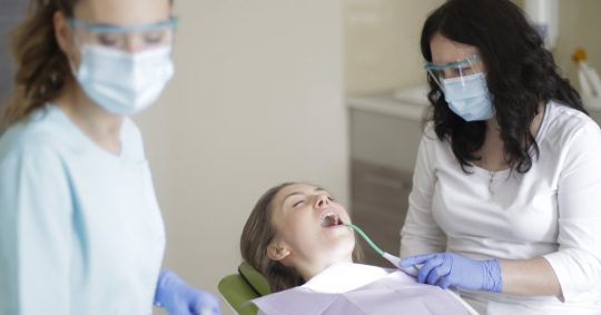 Vid värk eller skadade tänder går det att söka akuttandvård på Odenplan